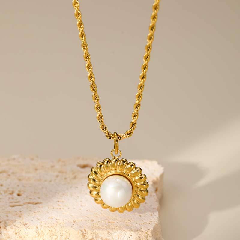 Collier pendentif perle d'eau douce sur fond beige