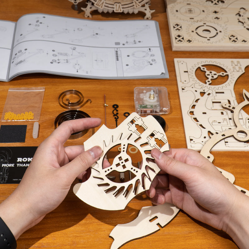 Assemblage des pièces du modèle 3D en bois Robotime ROKR