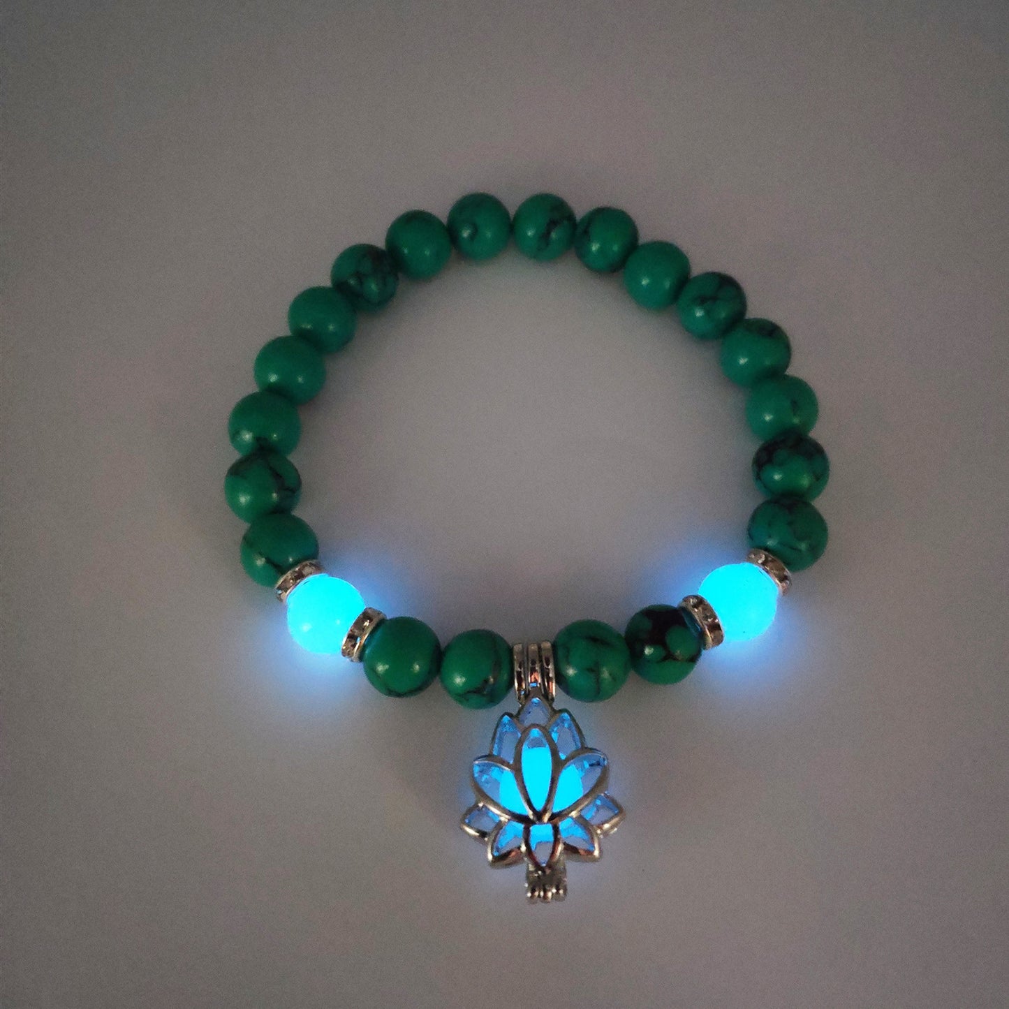 Bracelet vert lumineux avec pendentif lotus.