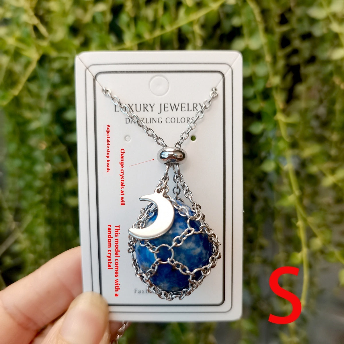 Collier cristal bleu avec pendentif lune sur carte