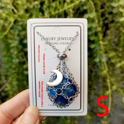 Collier cristal bleu avec pendentif lune sur carte