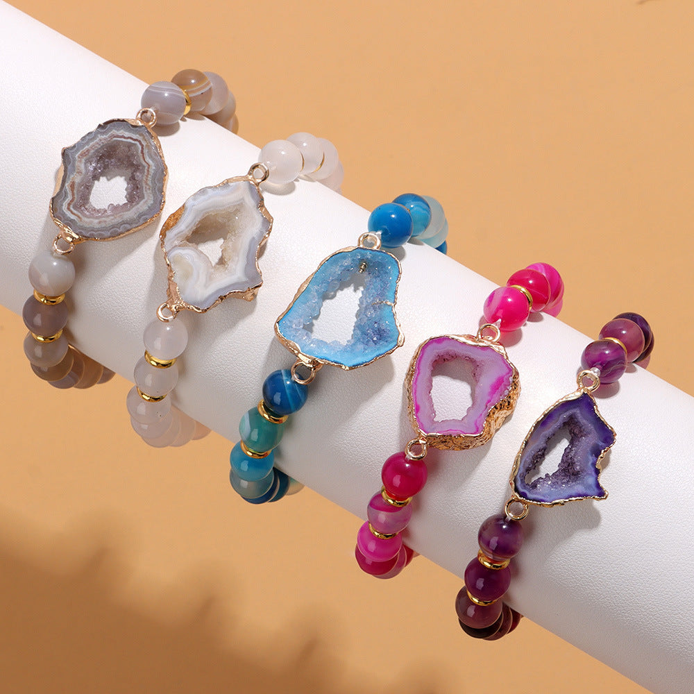 Bracelets en perles d'agate multicolores sur support blanc