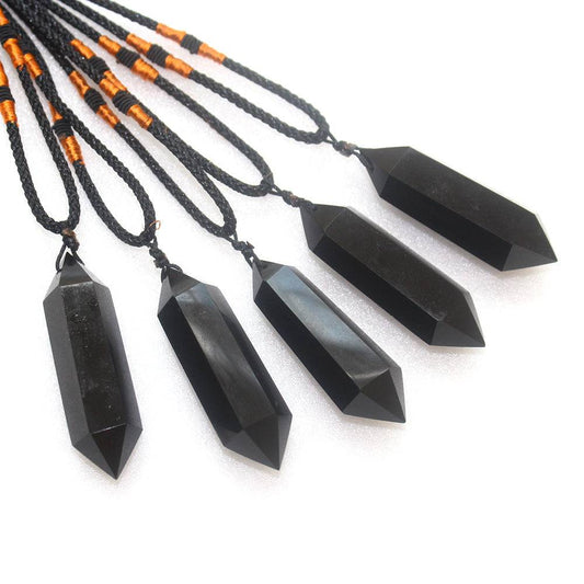 Collier en obsidienne naturelle avec pendentif prismatique hexagonal à double pointe, design élégant et noir profond.