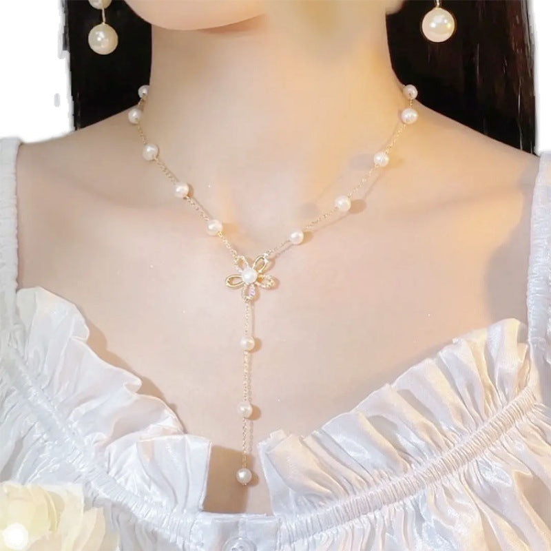 Collier en Perles d'Eau Douce Élégant – Chaîne Clavicule avec Pendentif Fleur