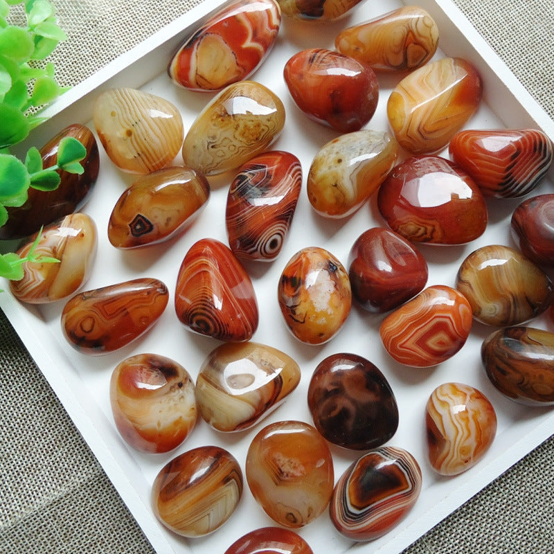 Collection de pierres d'agate de Madagascar polies.