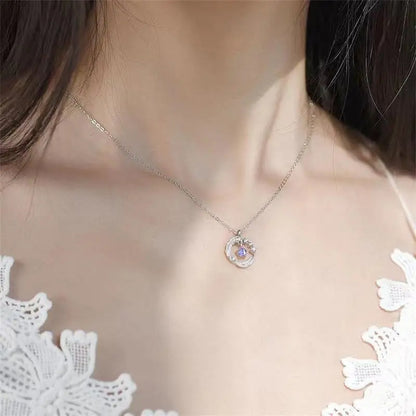 Collier plume argent 925 avec pierre de lune porté