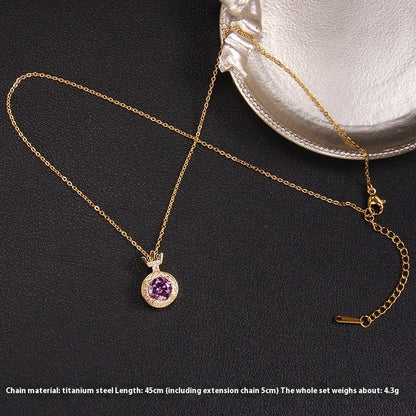 Collier pendentif rond en zircon violet sur fond noir