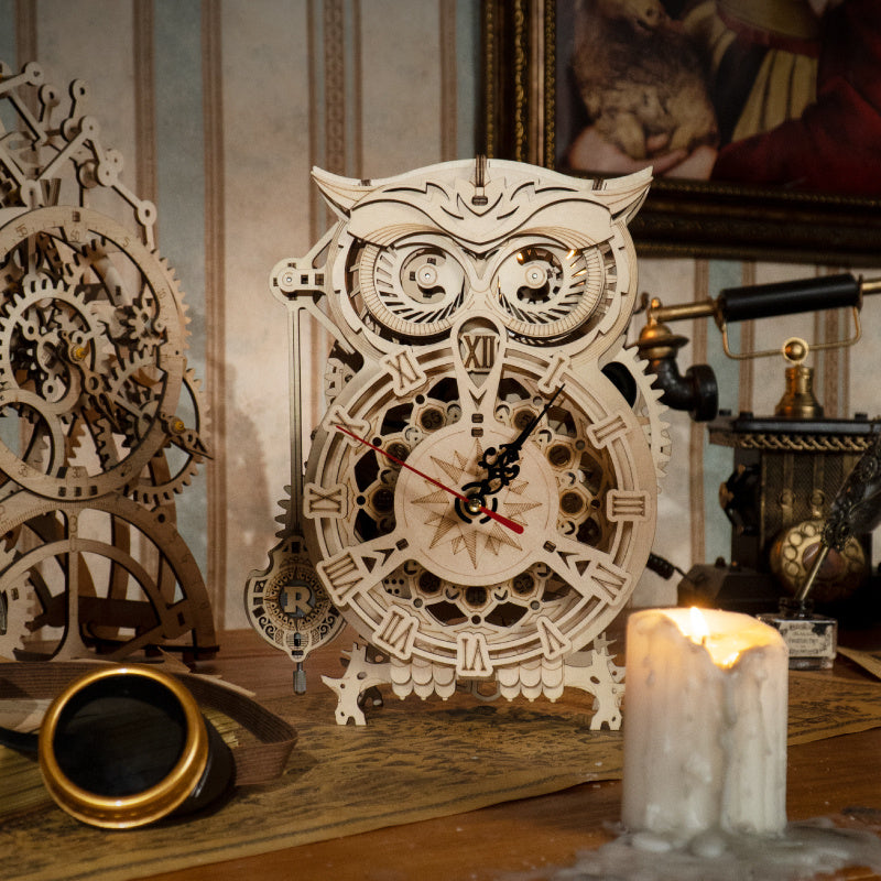 Horloge hibou en bois sur une table avec décor vintage