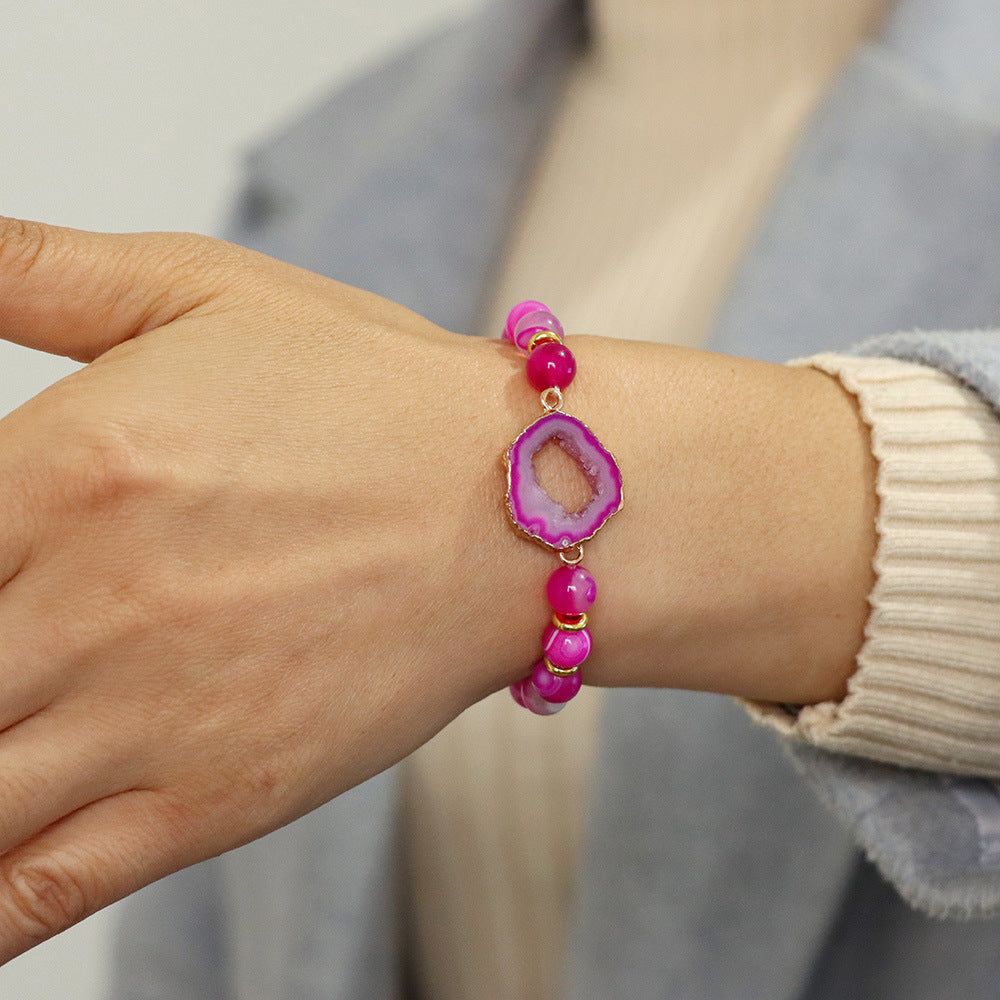 Bracelet en agate rose porté sur un poignet