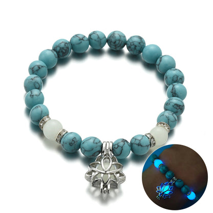 Bracelet en pierre turquoise avec pendentif lotus lumineux.