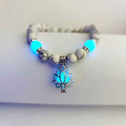 Bracelet blanc lumineux avec pendentif lotus.