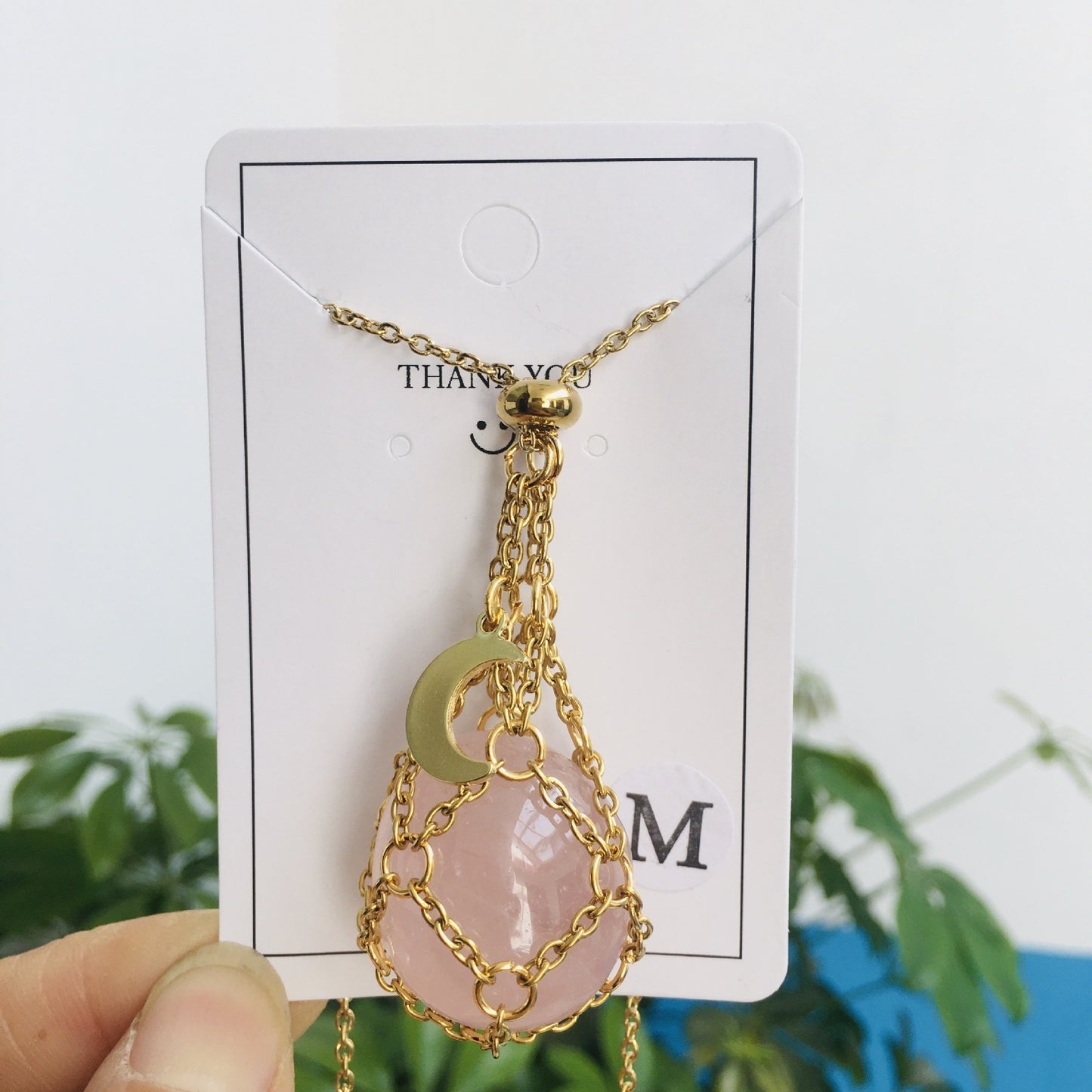 Collier cristal rose avec pendentif lune dorée