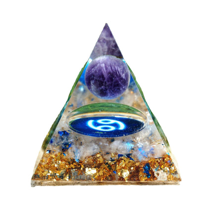 Pyramide aus Epoxidharz mit Kristallkies – moderne geometrische Dekoration