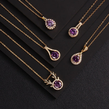 Cinq colliers en zircon violet sur fond noir