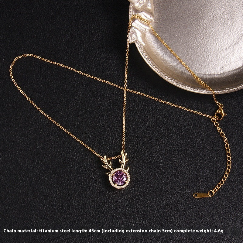 Collier pendentif cerf en zircon violet sur fond noir