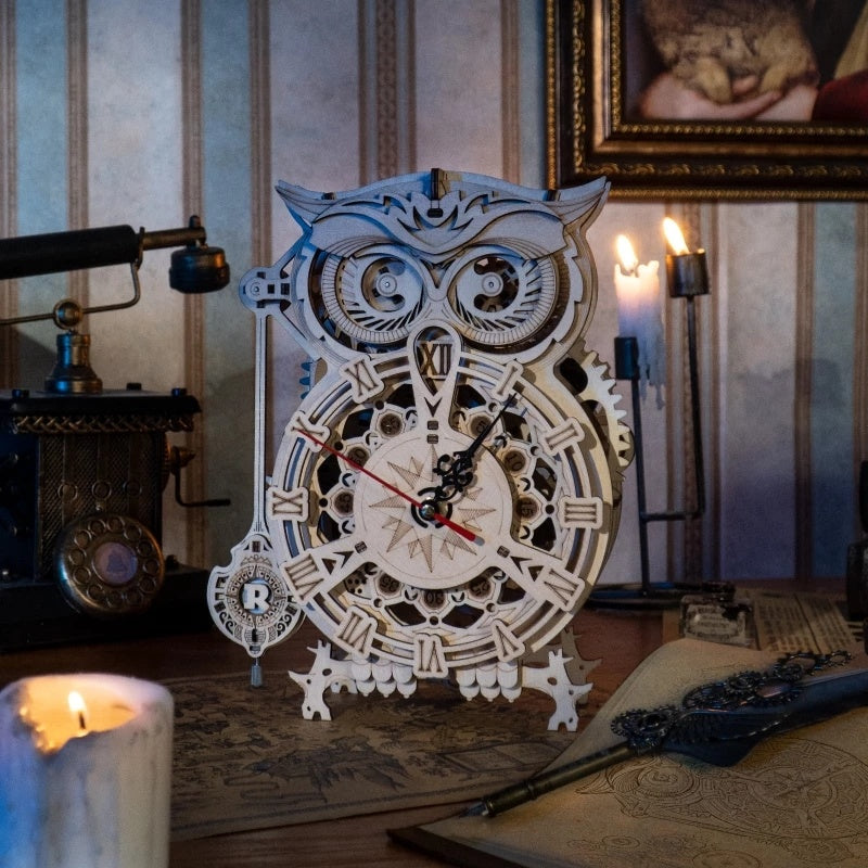 Horloge hibou en bois dans un cadre rétro avec bougies