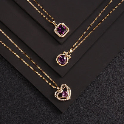 Trois colliers en zircon violet sur fond noir