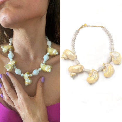 Collier en coquillages jaunes et perles sur modèle