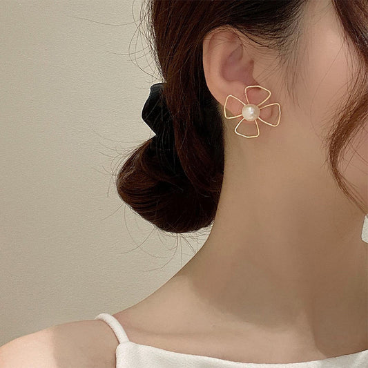 Pendientes de plata de ley con perla natural y diseño de flores ahuecadas - ¡Elegancia floral para tus orejas!
