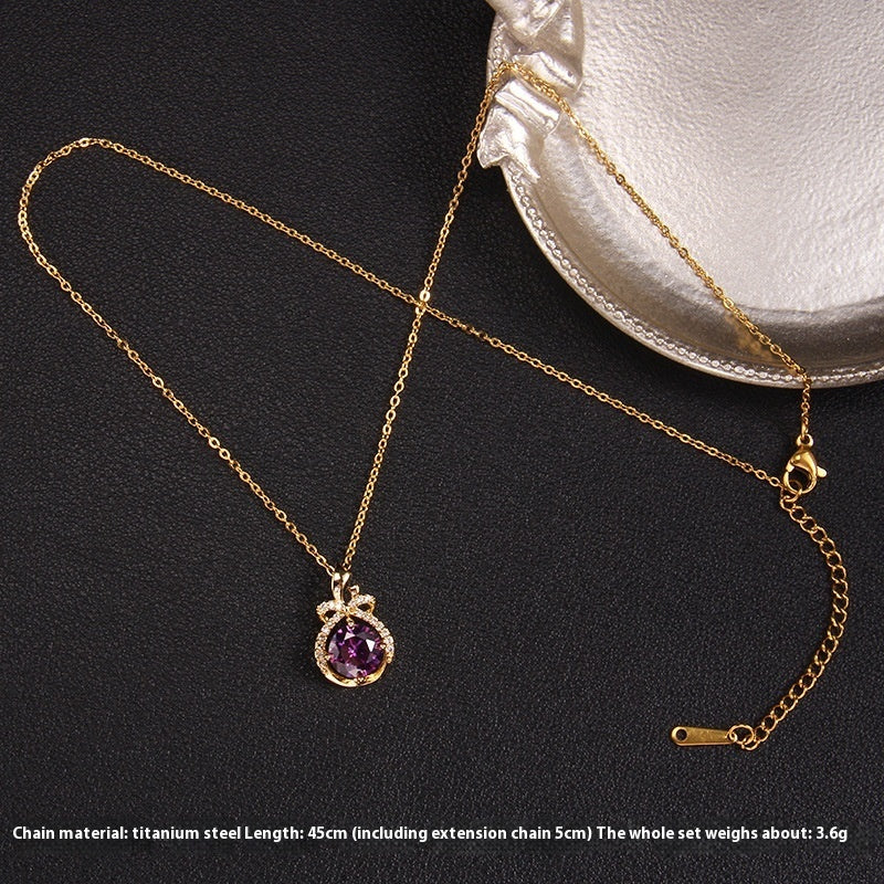 Collier pendentif en zircon violet sur fond noir