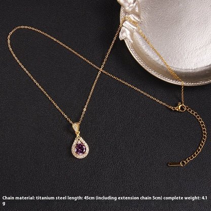 Collier pendentif goutte en zircon violet sur fond noir