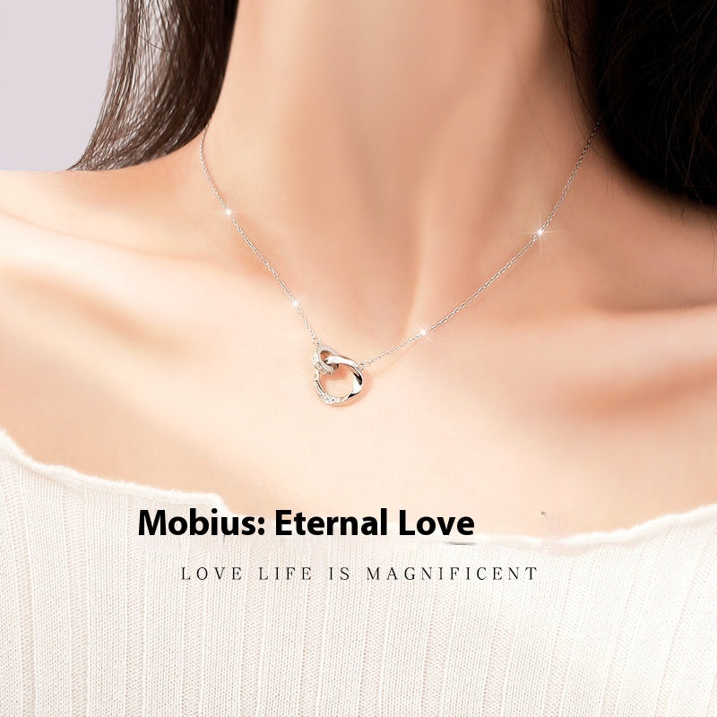 Collier Möbius en argent sur modèle, amour éternel.