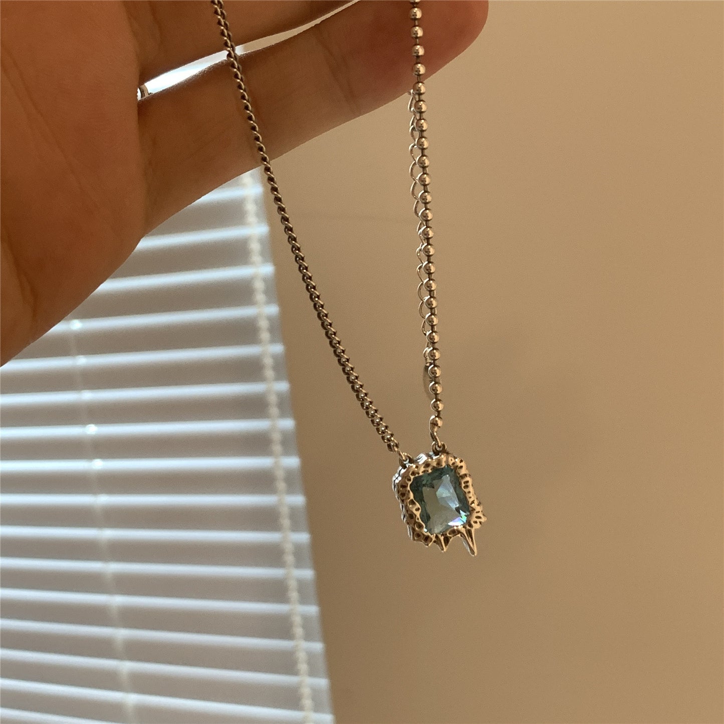 Collier en argent S925 avec zircon bleu étincelant.