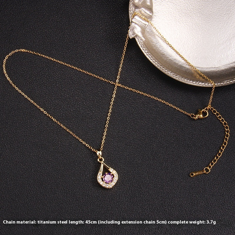 Collier pendentif goutte en zircon violet sur fond noir