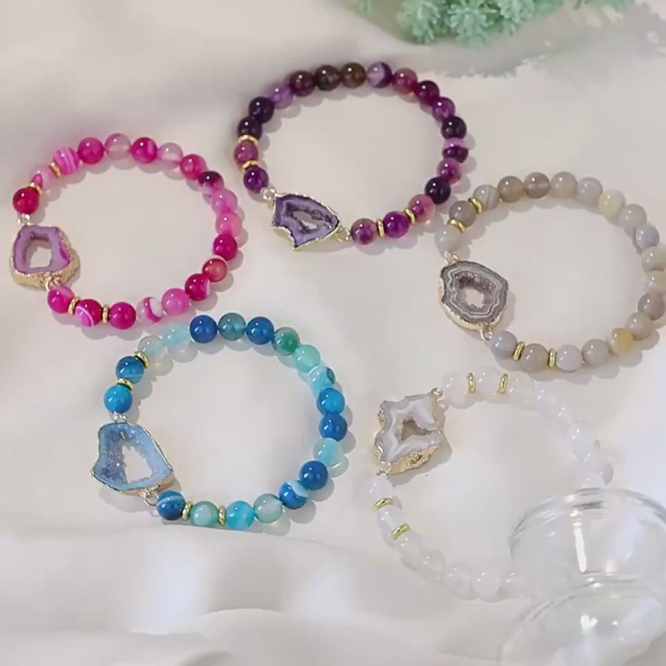 Collection de bracelets en agate de différentes couleurs