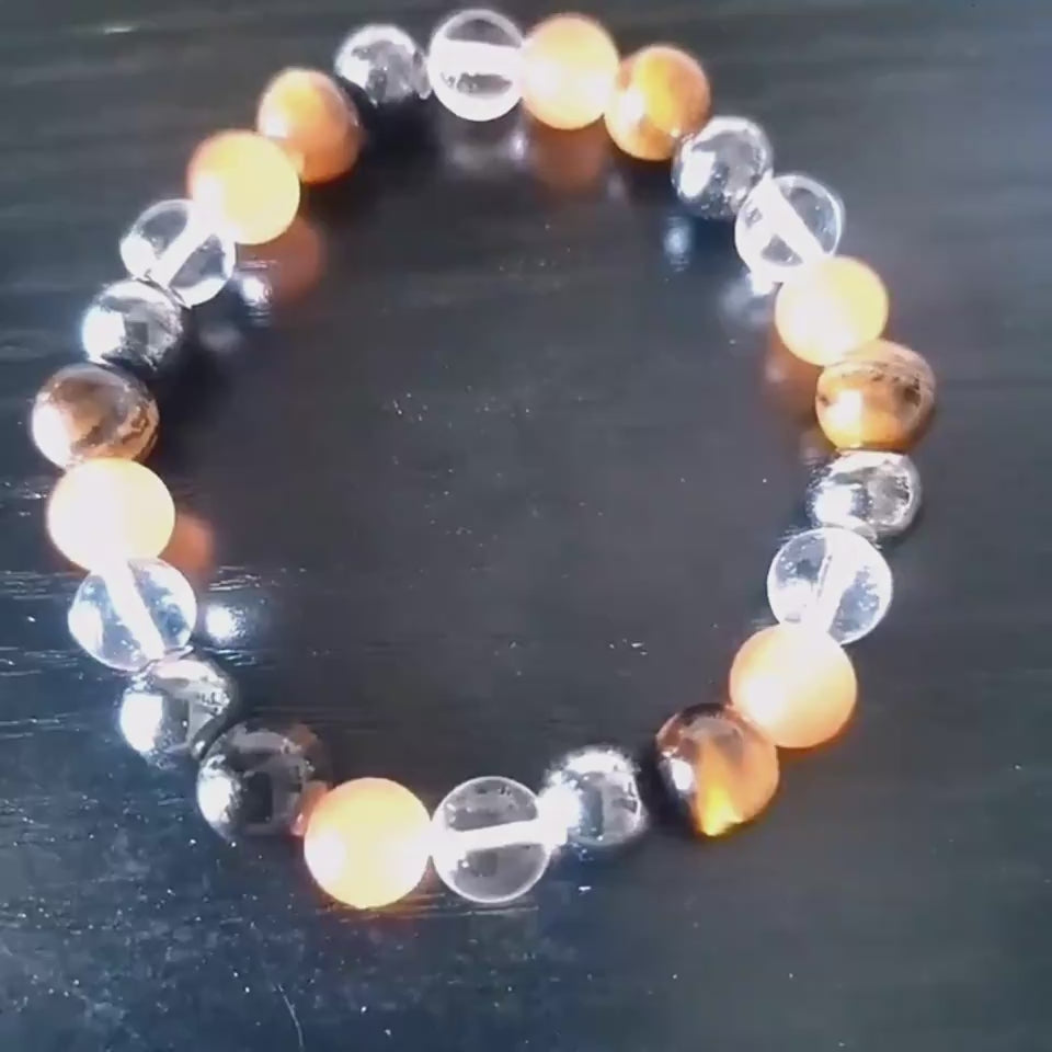 Bracelet en pierres orange et transparentes.