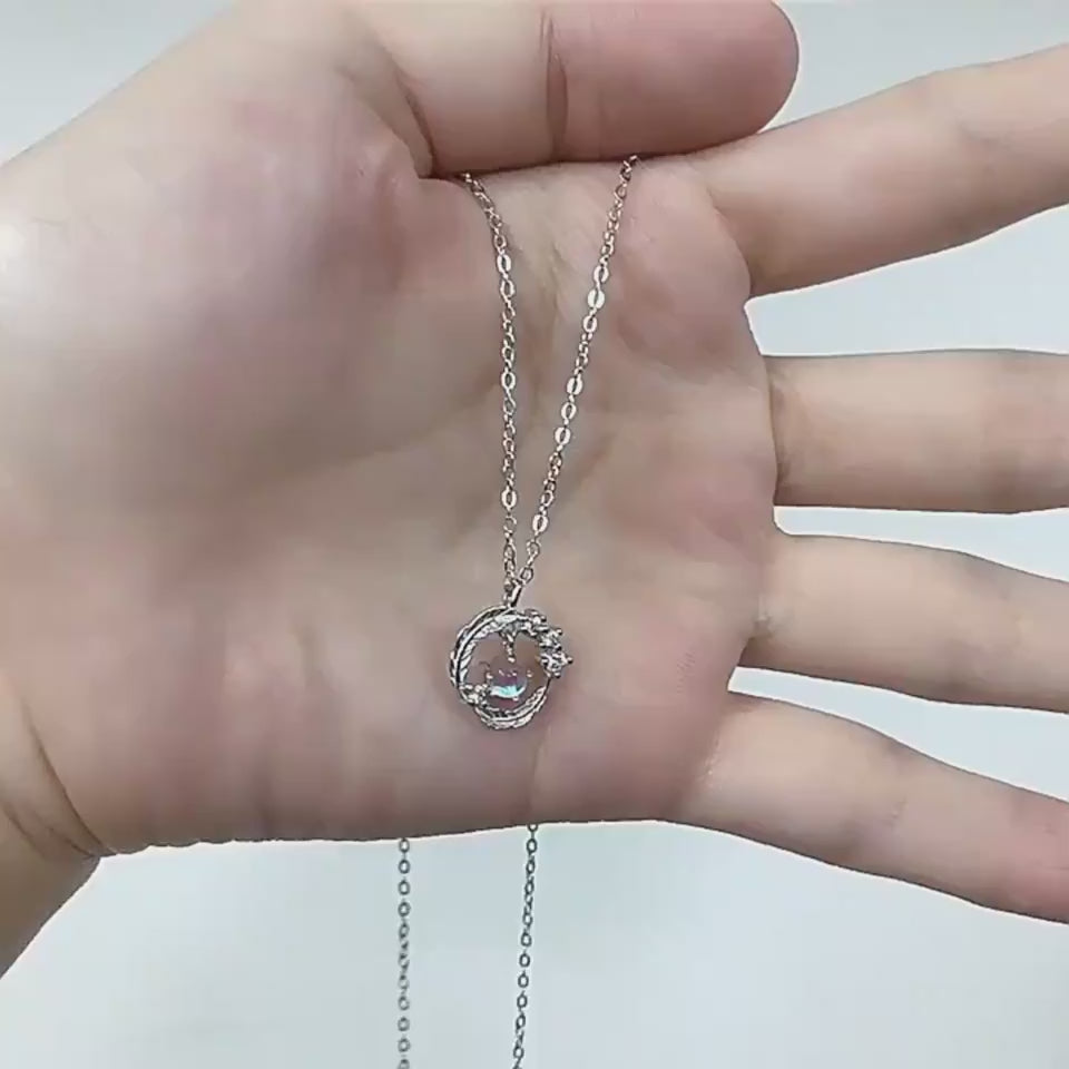 Collier plume argent 925 avec pierre de lune dans la main