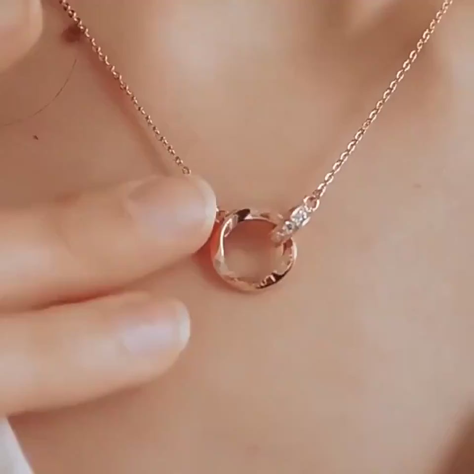 Video Collier Mobius en or rose avec zircon blanc