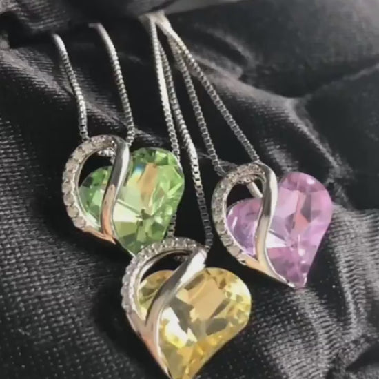 Trois colliers en argent 925 avec pendentifs cœurs colorés.