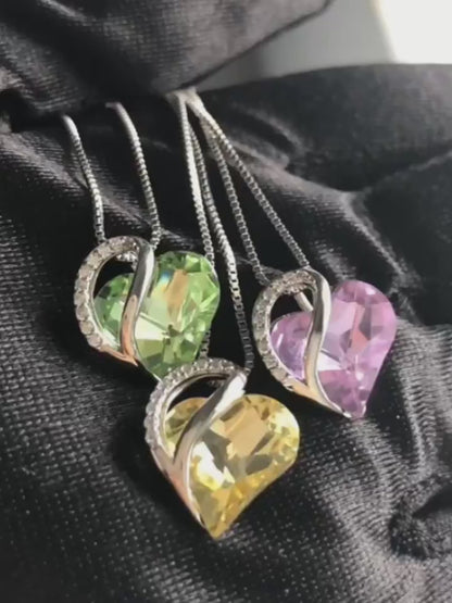 Trois colliers en argent 925 avec pendentifs cœurs colorés.