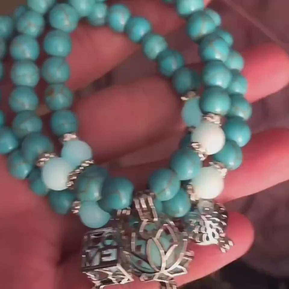 Deux bracelets turquoise avec pendentif lotus lumineux.