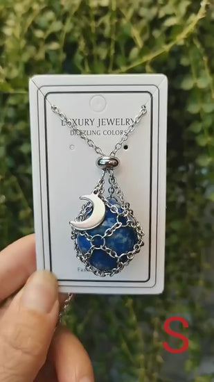 Collier cristal bleu avec pendentif lune sur carte