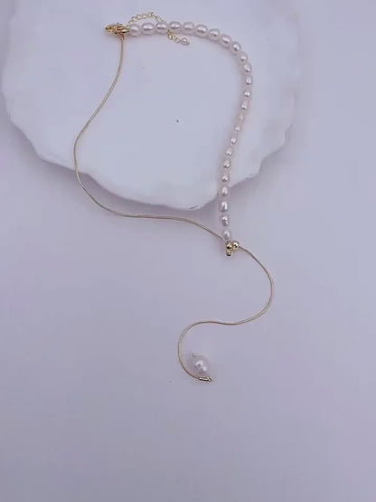 Vidéo montrant deux mains entrain de manipuler le collier en perle d'eau douce naturelle