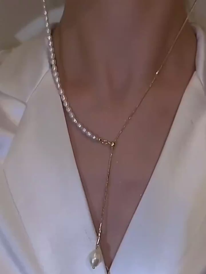 Vidéo montrant le cou d'une femme portant le collier en perle d'eau douce