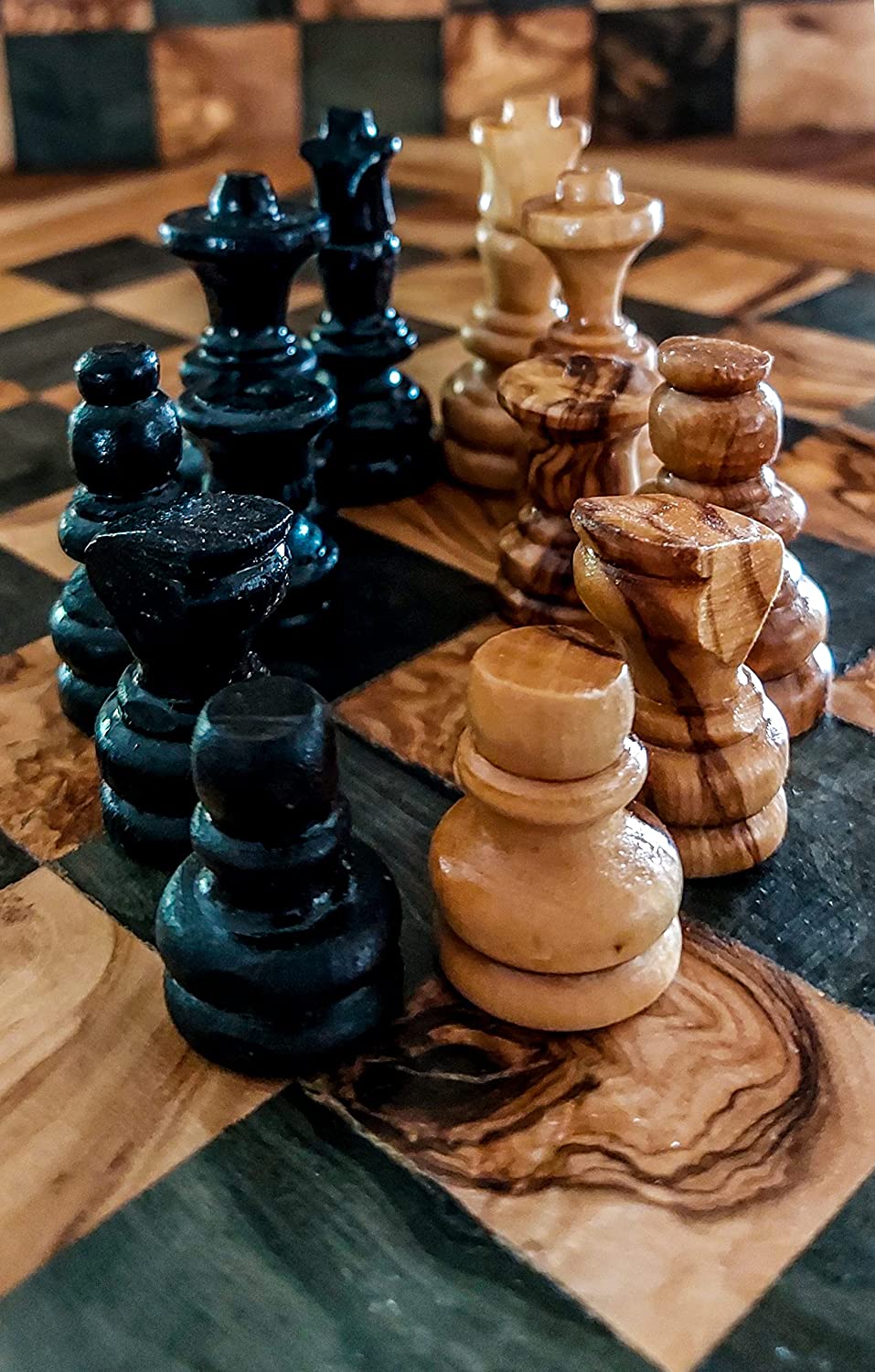 Zerazi - Schachspiel aus Olivenholz - 30/30cm - handgeschnitzte Spielsteine, Schubladen zur Aufbewahrung und einzigartiges Design.